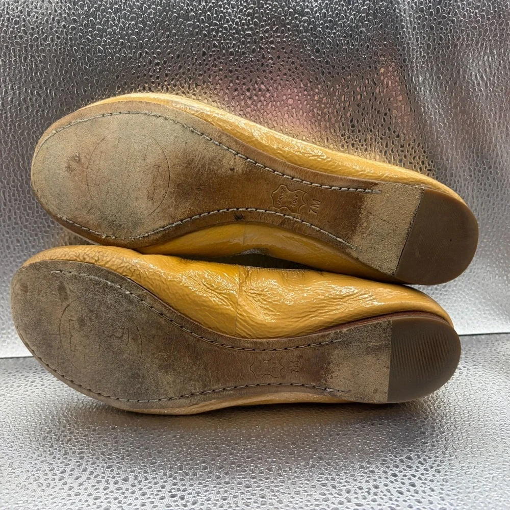 Size 7 M Tory Burch Caroline Tan Womens Gold Logo Patent Leather‎ Ballet Flats